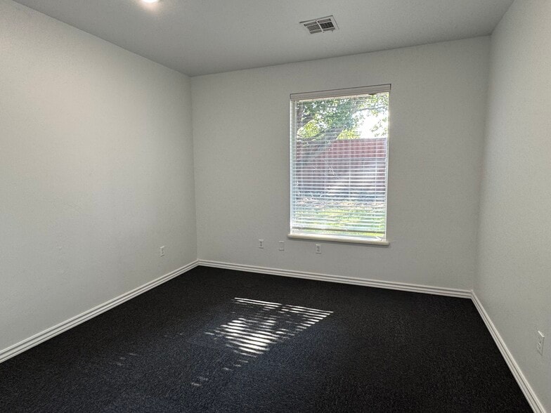 More Photos Of 817 Irish Ln, Edmond Office For Lease