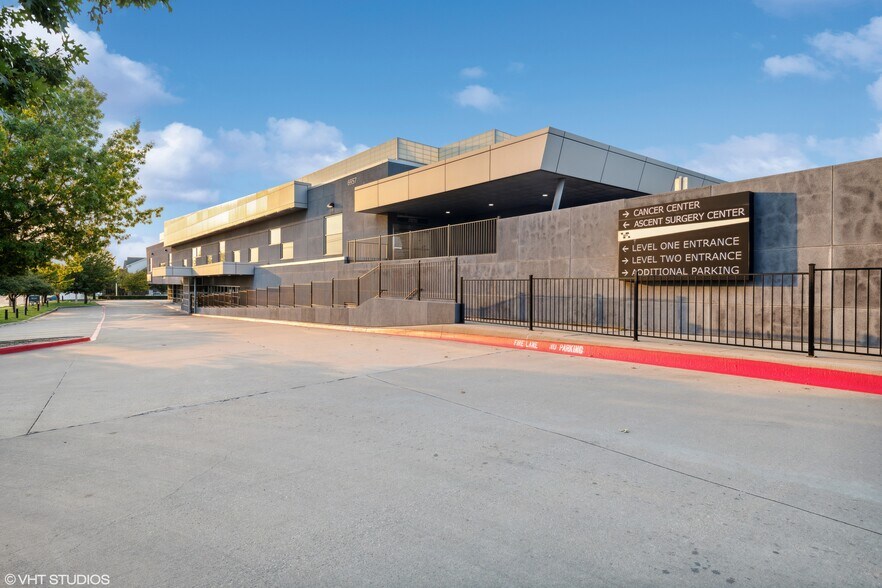 More Photos Of 6957 W Plano Pky, Plano Medical For Lease