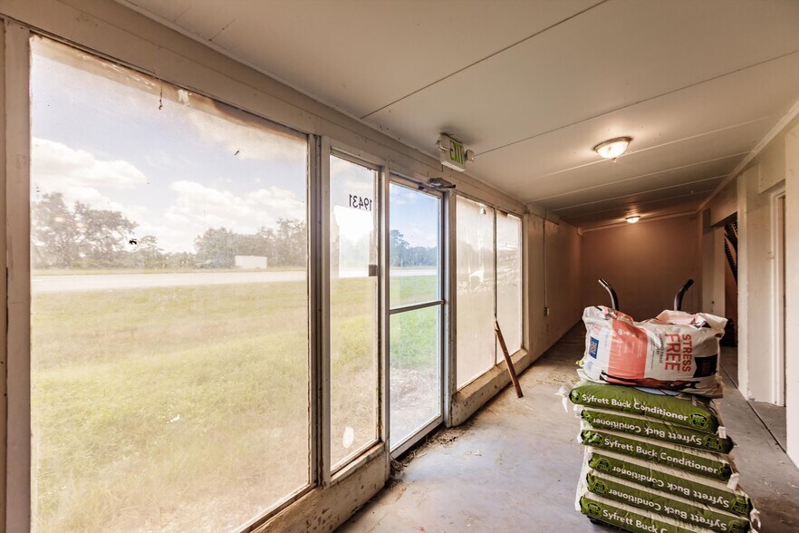 More Photos Of 19431 Palm Beach Blvd, Alva Flex For Lease