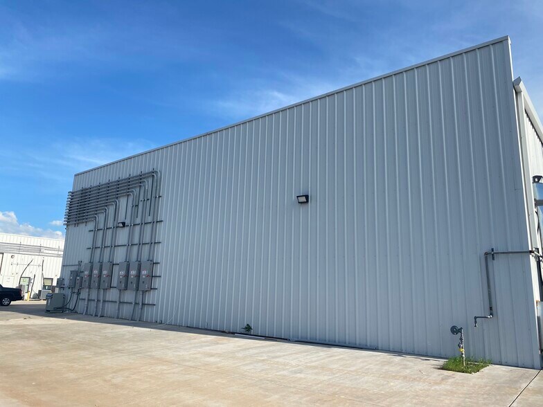 More Photos Of 4204 28th Ave NW, Norman Industrial For Lease