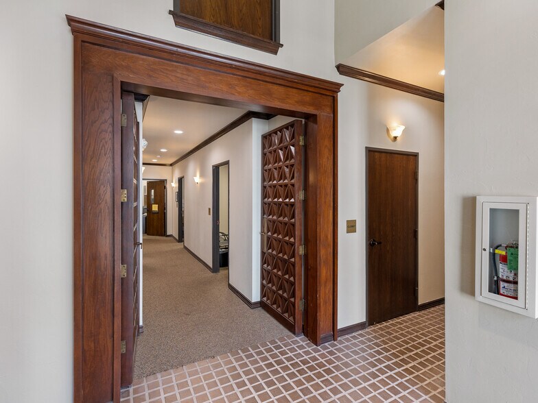 More Photos Of 429 W Wilshire Blvd, Oklahoma City Office For Lease