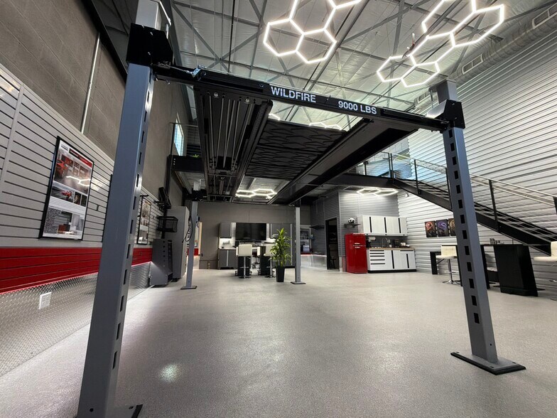 More Photos Of 105 Depot Dr, Belgrade Showroom For Lease