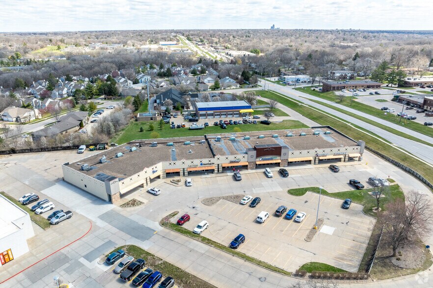 More Photos Of 8401-8475 Hickman Rd, Urbandale Storefront For Lease