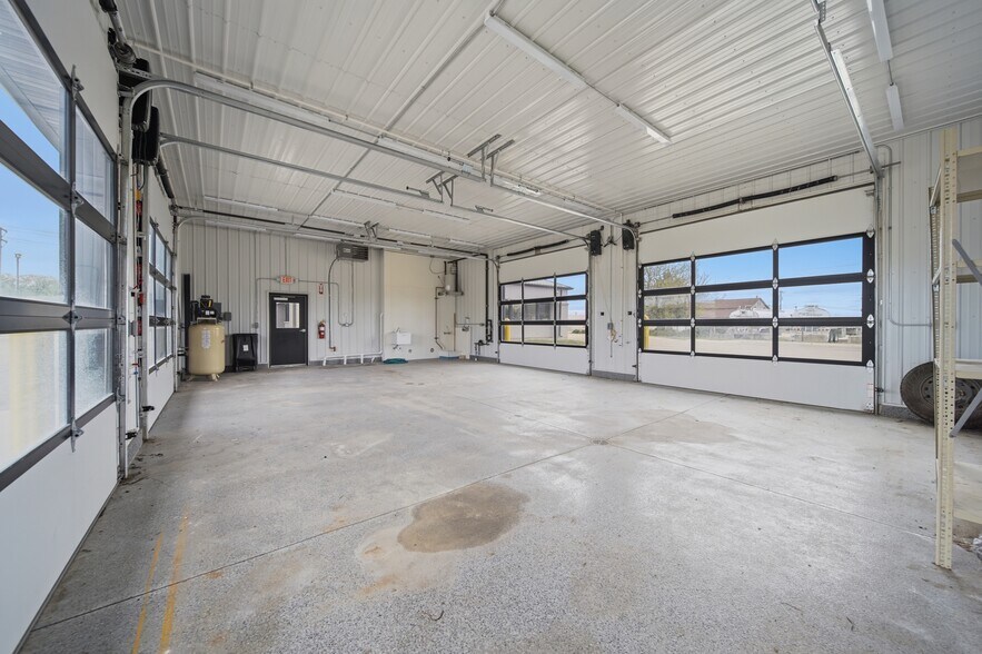 More Photos Of 1010 S 7th St, Rochelle Flex For Sale