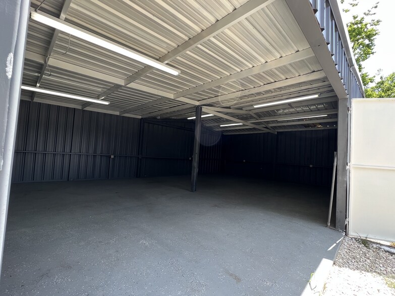 More Photos Of 422 W Gulf Bank Rd, Houston Warehouse For Sale