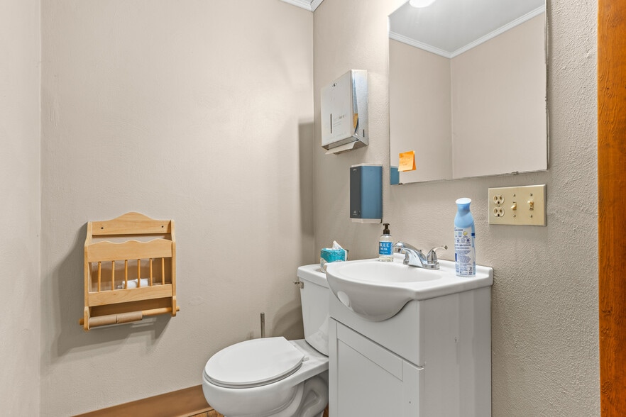 More Photos Of 105 Sycamore St, Medway Medical For Sale