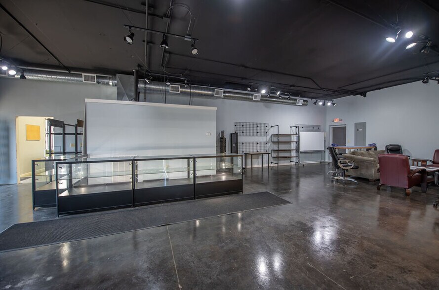 More Photos Of 1315 N Wooster Ave, Strasburg Freestanding For Lease