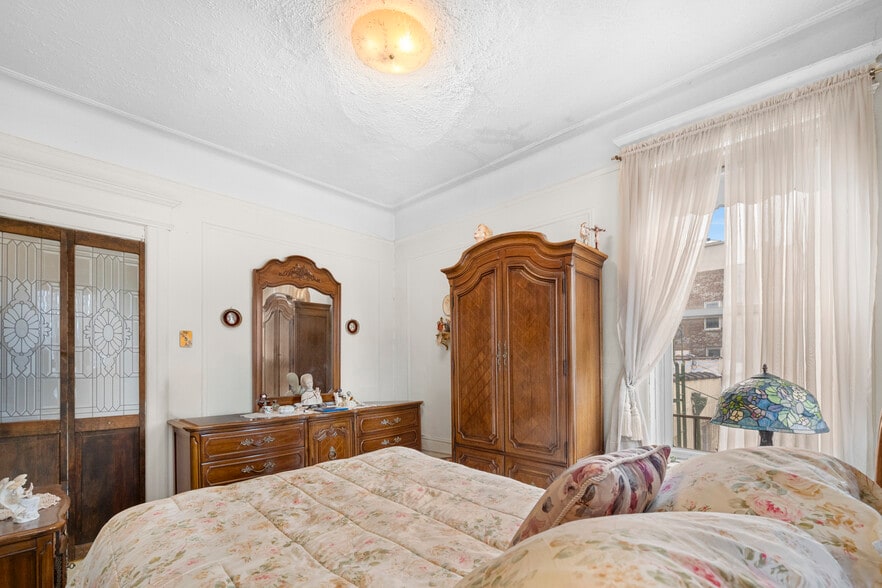 More Photos Of 3172 44th St, Astoria Multifamily For Sale