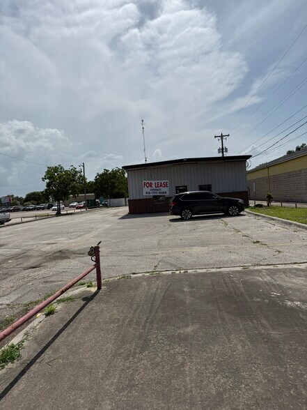 More Photos Of 4005 N Navarro St, Victoria Warehouse For Lease