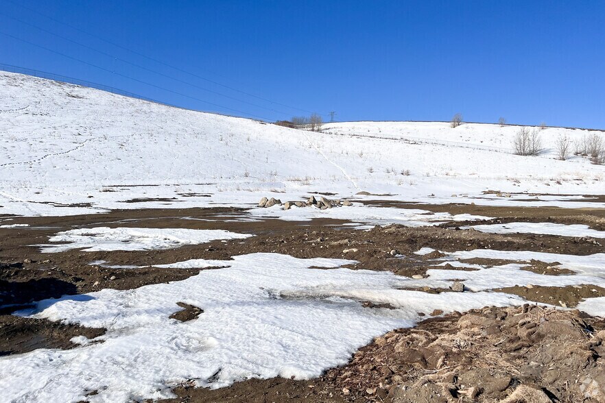 More Photos Of 319 Nolanridge Crt NW, Calgary Office For Sale