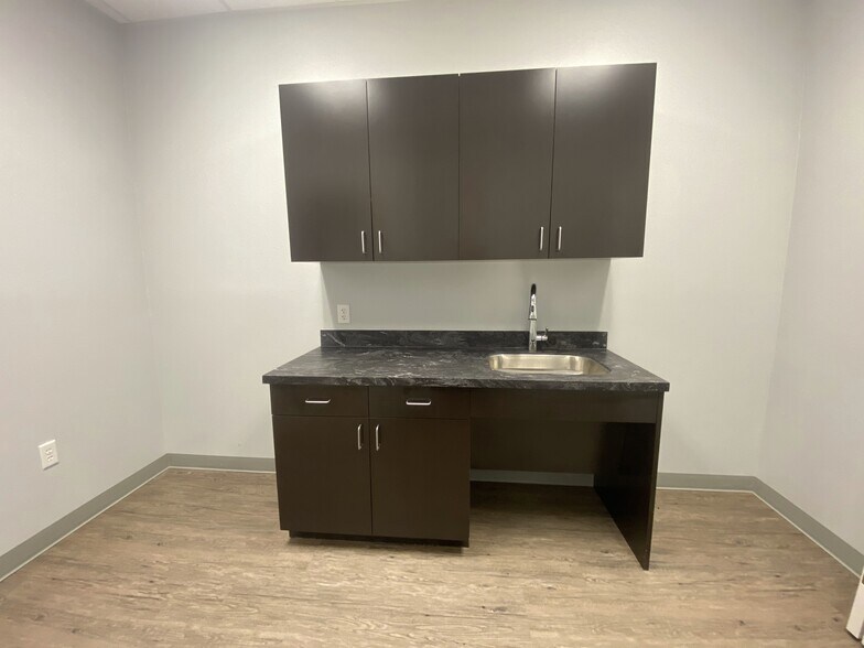 More Photos Of 1890 N Stonebridge Dr, McKinney Medical For Sale