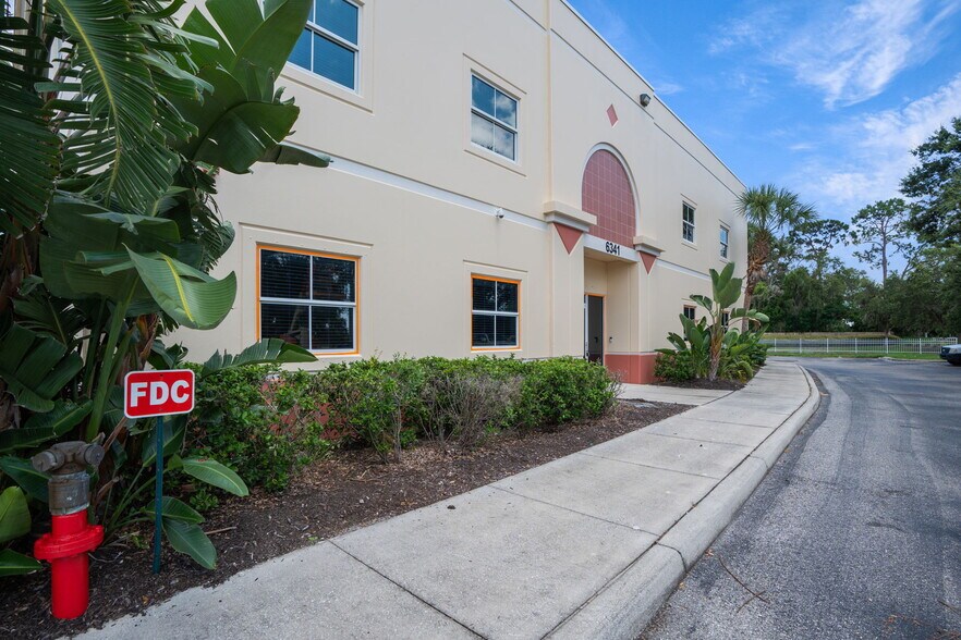 More Photos Of 6341 Porter Rd, Sarasota Light Distribution For Sale