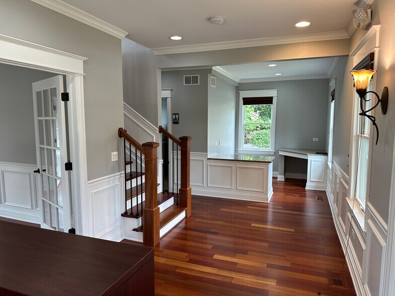 More Photos Of 501 W Main St, West Dundee Storefront Retail Office For Lease