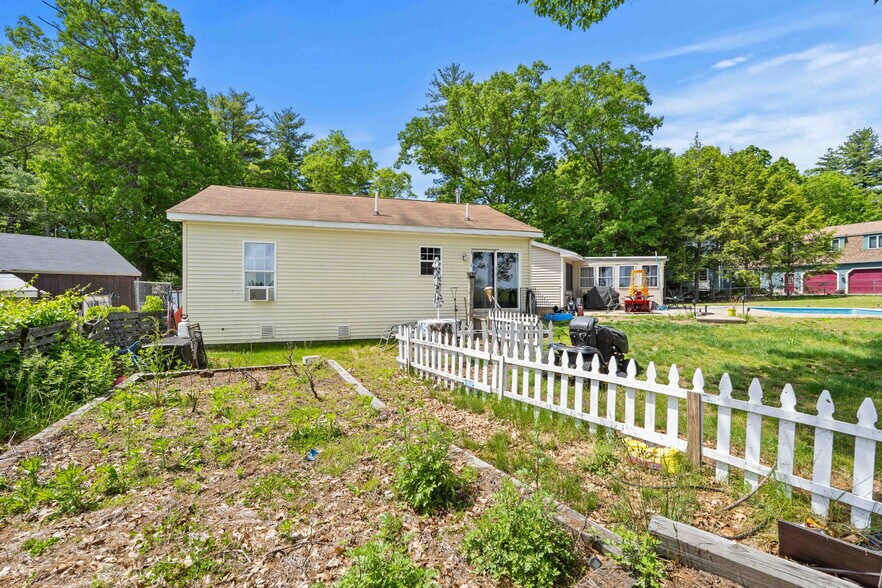 More Photos Of 25 Beacon St, Amesbury Showroom For Sale