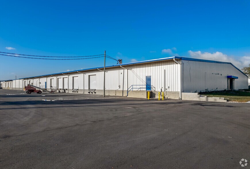 More Photos Of 13200 Automobile Blvd, Clearwater Warehouse For Lease