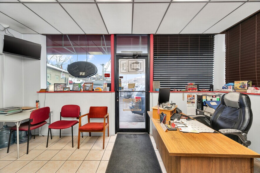 More Photos Of 186 Perry Hwy, Pittsburgh Auto Dealership For Sale