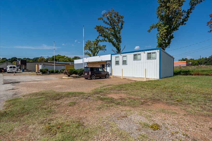 More Photos Of 906 S Main St, Lindale Light Distribution For Sale