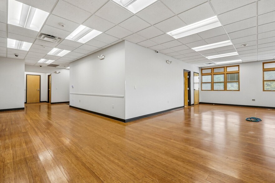 More Photos Of 92 Union Ave, Cresskill Office For Sale