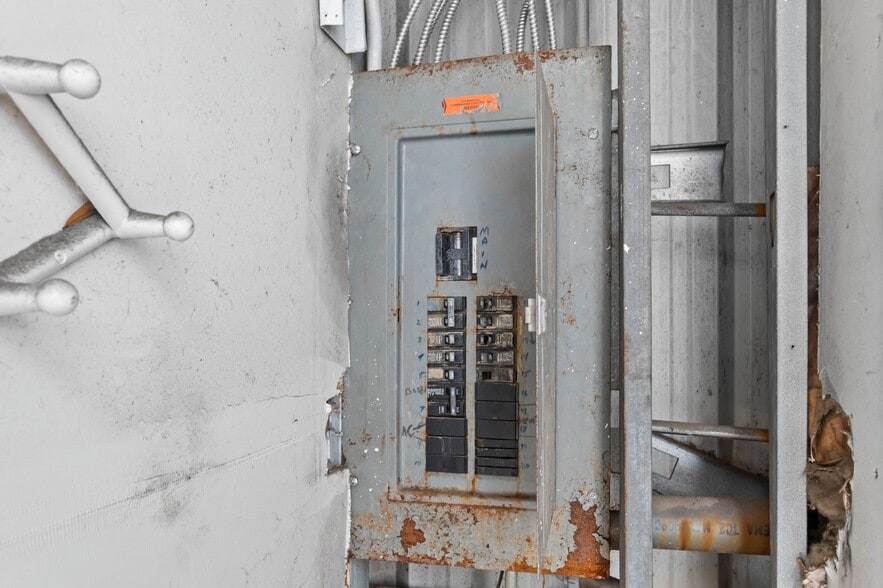 More Photos Of 9161 131st Pl N, Largo Warehouse For Lease