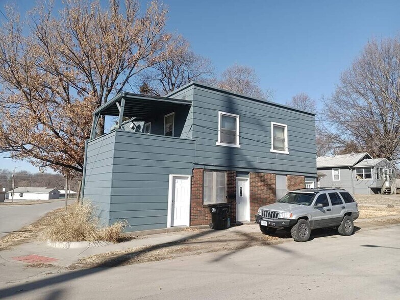 Primary Photo Of 542 S Huttig Ave, Independence Specialty For Sale