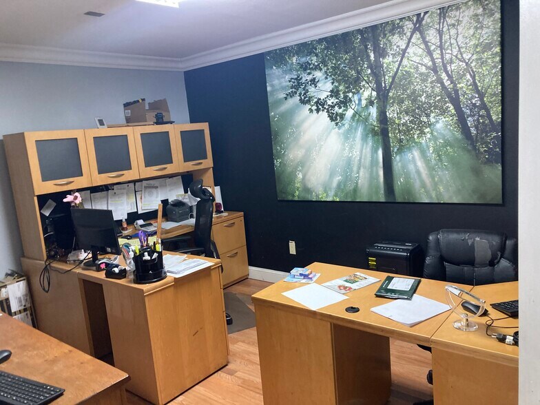 More Photos Of 4090 Austin Blvd, Island Park Service For Lease