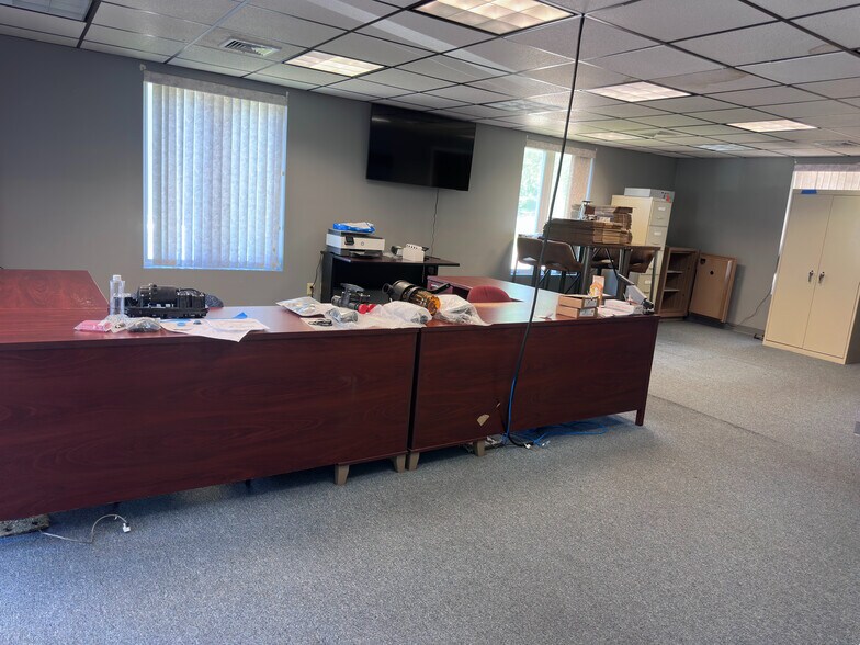 More Photos Of 166 Worcester Rd, Charlton Office For Lease