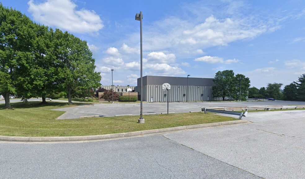 More Photos Of 151 Airport Dr, Westminster Warehouse For Lease