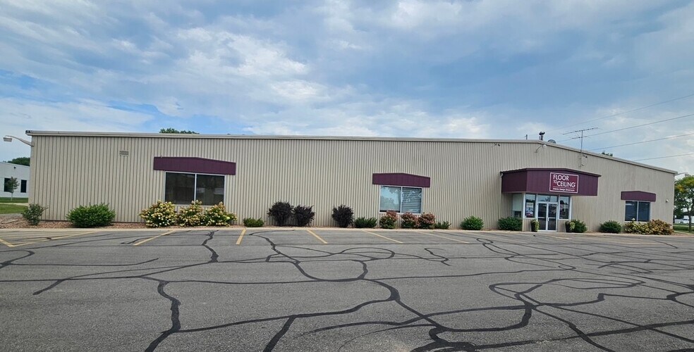 More Photos Of 100 19th St NW, Willmar Showroom For Sale
