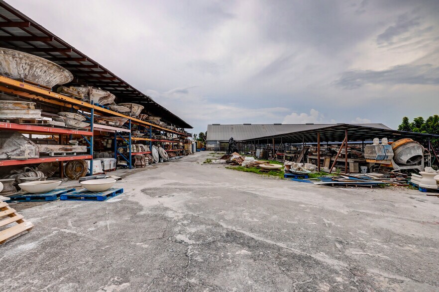 More Photos Of 17250 SW Railroad Ave, Indiantown Manufacturing For Sale
