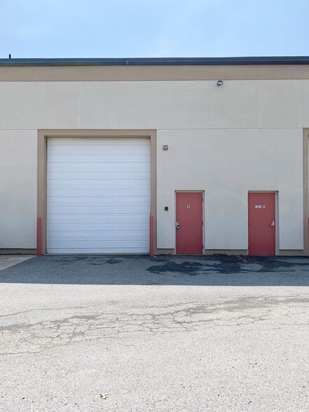 More Photos Of 2 Draper St, Woburn Warehouse For Lease