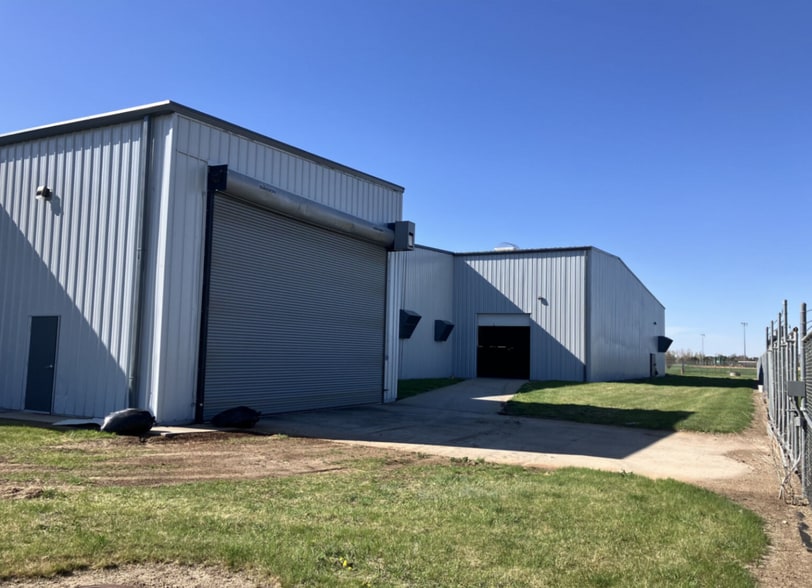More Photos Of 300 E 39th St, Hastings Distribution For Lease