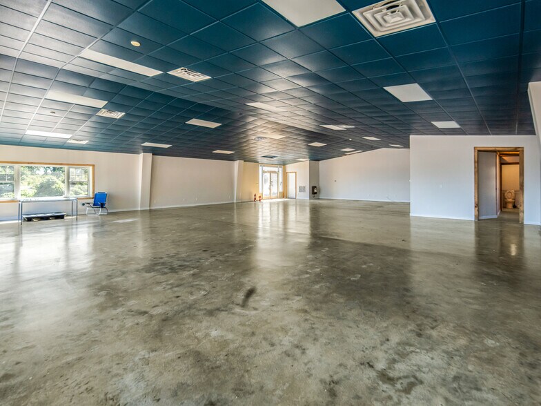More Photos Of 512 Kanuga Rd, Hendersonville Showroom For Lease