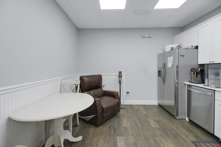 More Photos Of 1818 Greenleaf Ln, Leesburg Warehouse For Sale