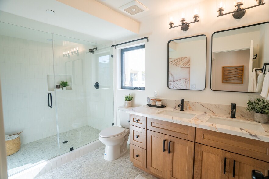 More Photos Of 528 Westminster Ave, Venice Apartments For Sale