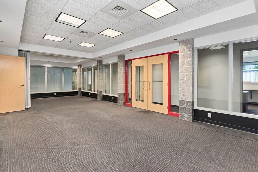 More Photos Of 1514 Commerce Ave, Carlisle Light Distribution For Lease