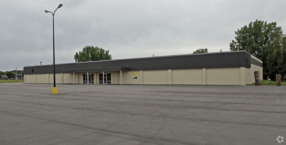 More Photos Of 2490 Main St, Green Bay General Retail For Sale