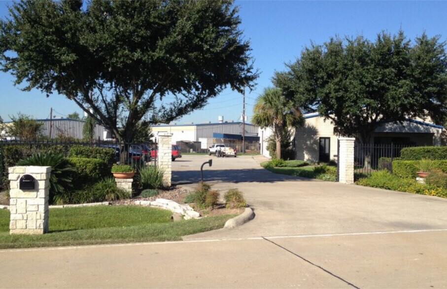 More Photos Of 5335 Brystone Dr, Houston Flex For Lease