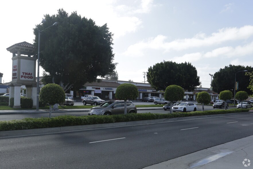 More Photos Of 15100-15144 Paramount Blvd, Paramount Unknown For Lease