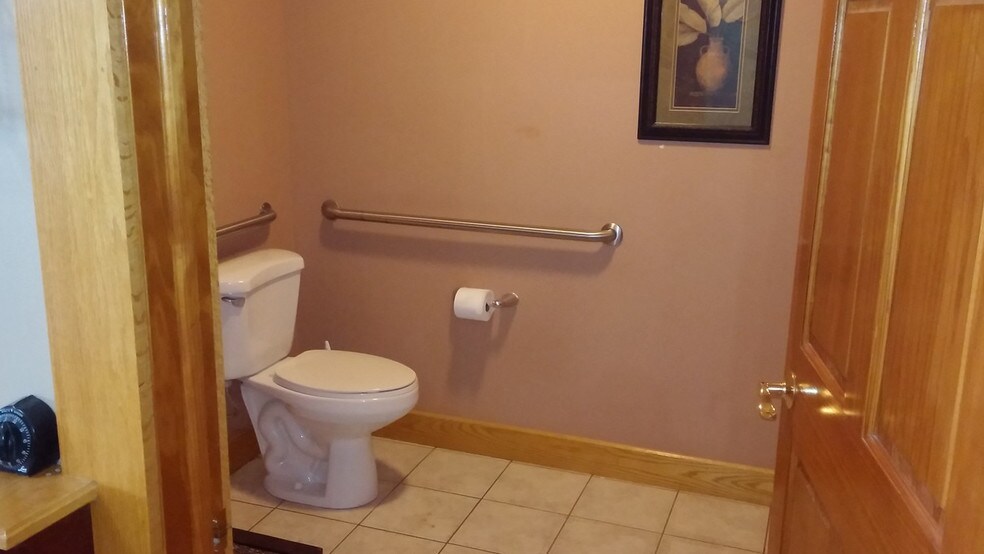 More Photos Of 1041 Shawnee Rd, Lima Freestanding For Lease