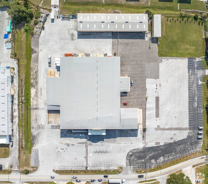 More Photos Of 2443 Commerce Point Dr, Lakeland Light Manufacturing For Lease