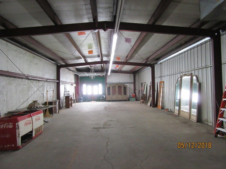 More Photos Of 205 NE Loop 230, Smithville Warehouse For Lease