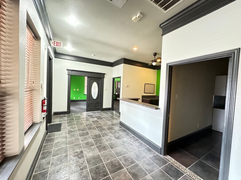 More Photos Of 703 Main St, Lake Dallas Showroom For Sale