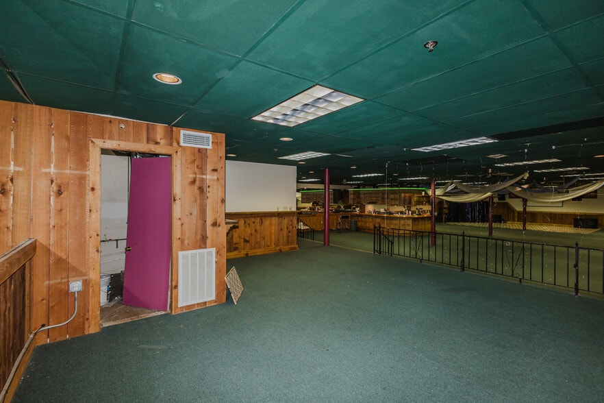 More Photos Of 830 N Kansas Ave, Topeka Bar For Sale