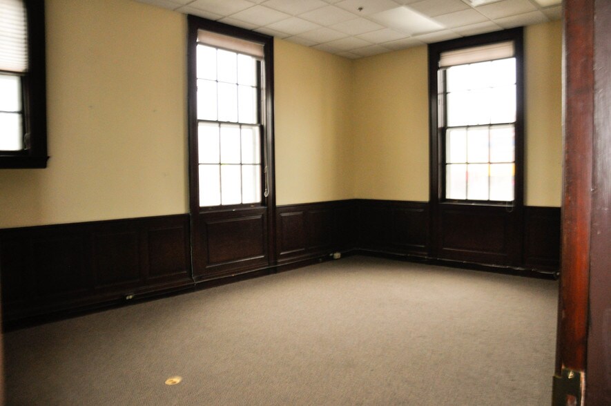 More Photos Of 106 W Wilson St, Batavia Office For Lease