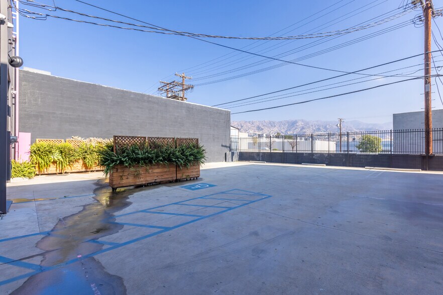More Photos Of 3058 N Lima St, Burbank Warehouse For Sale