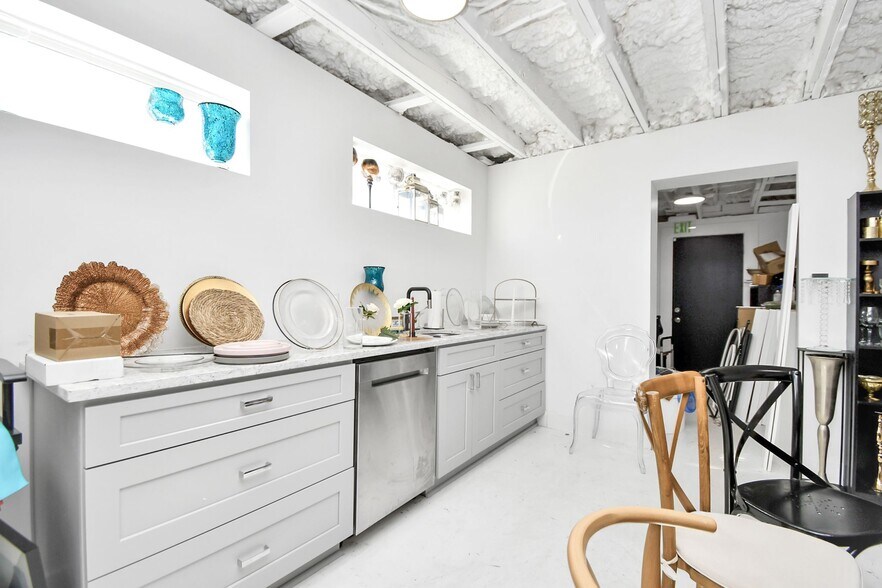 More Photos Of 11605 W Hardy Rd, Houston Storefront Retail Office For Sale