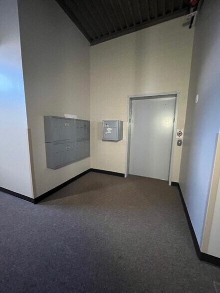 More Photos Of 1630 Old Deerfield Rd, Highland Park Warehouse For Lease