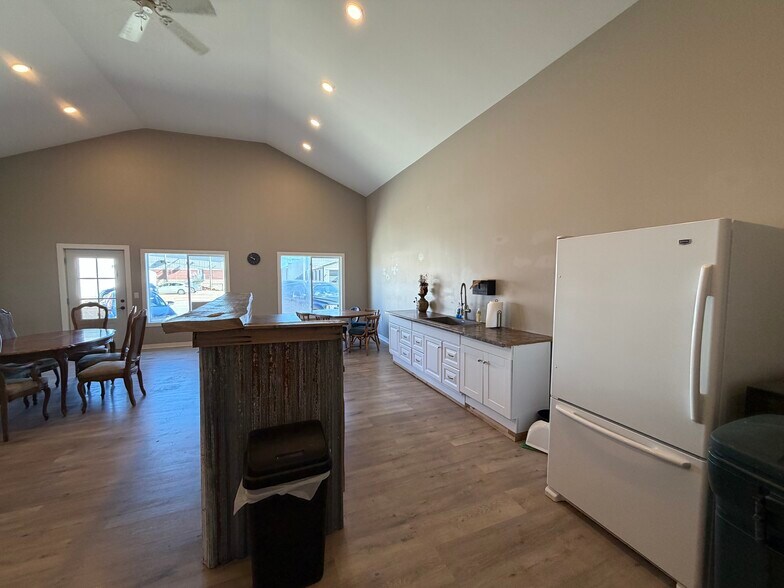 More Photos Of 105 W Vine St, Yutan General Retail For Sale