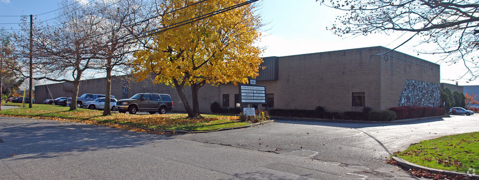 Primary Photo Of 40 Aero Rd, Bohemia Warehouse For Lease