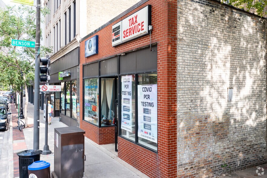 More Photos Of 830 Davis St, Evanston Freestanding For Sale